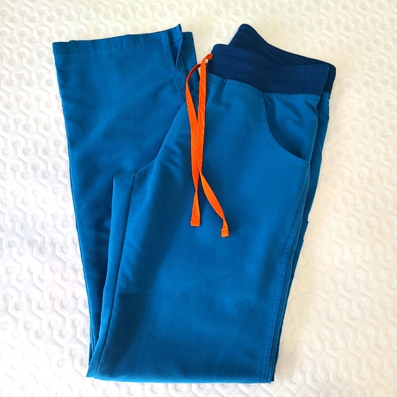 ⛔️SOLD Elsewhere⛔️ FIGS Alps blue scrub set - size S - Picture 5 of 9